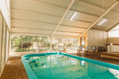 玛格丽特河玛格丽特河度假屋的一座带开放式天花板的别墅内的游泳池