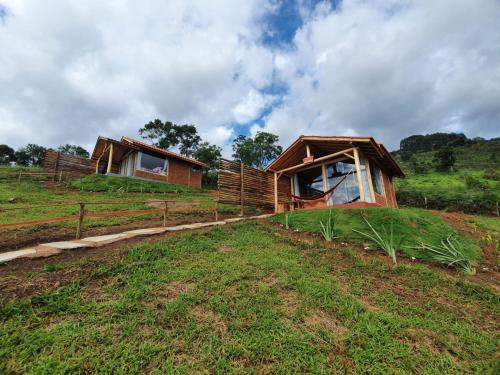 阿尤鲁奥卡Recanto das Estrelas的草山顶两栋房子