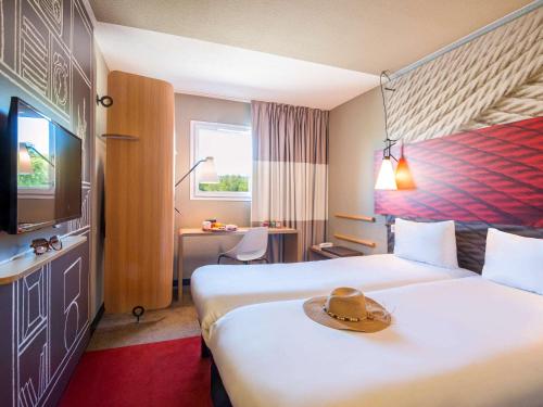 马诺斯克宜必思马诺斯克卡达拉切酒店的酒店客房,设有两张床,顶部有顶帽子