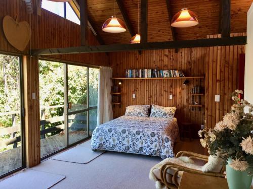 Lakeside Villa - Lake Rotoiti Holiday Home客房内的一张或多张床位