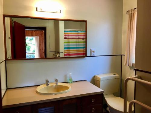 Lakeside Villa - Lake Rotoiti Holiday Home的一间浴室