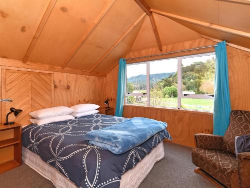 凯特里特里Blue Lagoon - Kaiteriteri Holiday Unit的一间卧室设有一张床和一个窗口