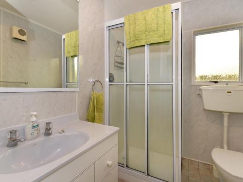 凯特里特里Blue Lagoon - Kaiteriteri Holiday Unit的白色的浴室设有水槽和淋浴。