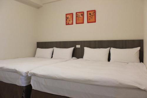 高雄六合日丽饭店的两张睡床彼此相邻,位于一个房间里