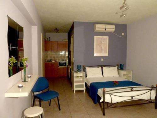 阿依亚埃夫菲亚尼克拉斯四季酒店的一间卧室配有一张蓝色墙壁的床