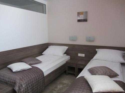 洛加泰茨托拉兹旅馆的带两张床和镜子的客房