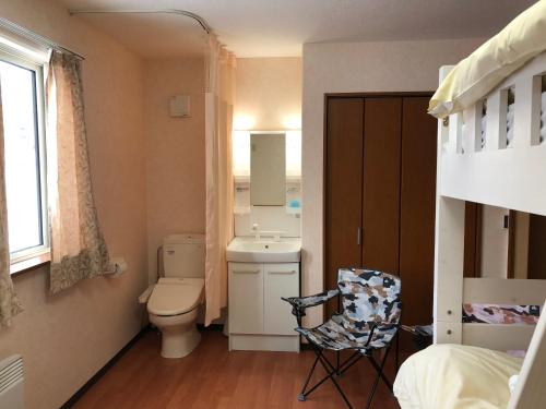 富良野Alpine Guesthouse的一间带卫生间和水槽的小浴室