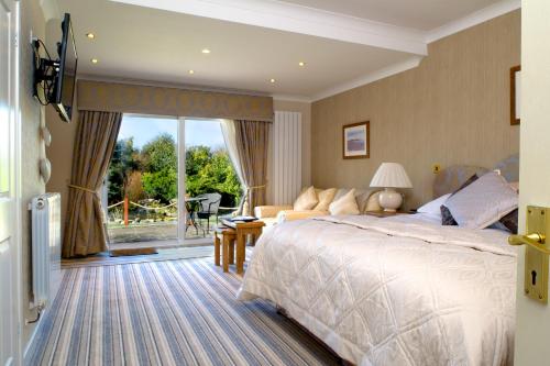 卡纳芬泰罗斯乡村别墅酒店的一间卧室配有一张床、一张沙发和一个窗口