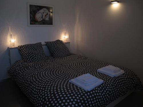 叙兹拉鲁斯勒斯布里特度假屋的一间卧室配有一张床,上面有两条毛巾