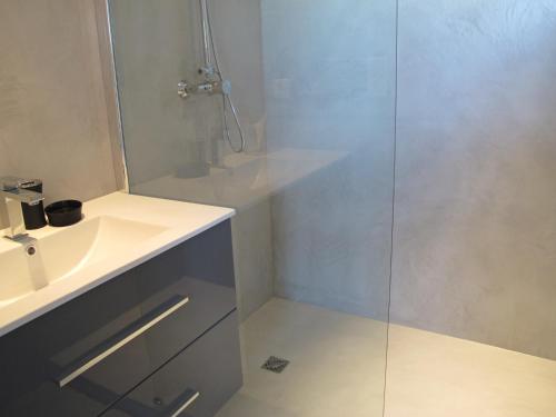 叙兹拉鲁斯勒斯布里特度假屋的浴室配有白色水槽和淋浴。