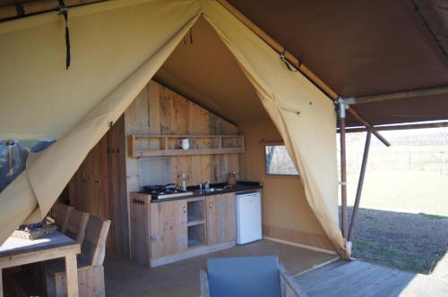 Hoeve Linnerveld的帐篷设有厨房和水槽