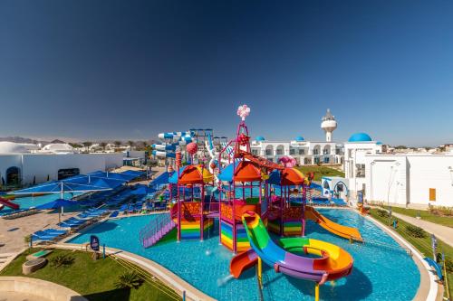 沙姆沙伊赫Pickalbatros Palace Sharm - "Aqua Park"的一个带水滑梯的大型水上公园
