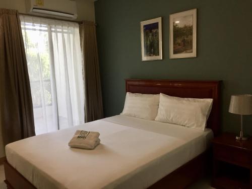 塔比拉兰Bohol Ecotel的卧室配有白色的床和窗户