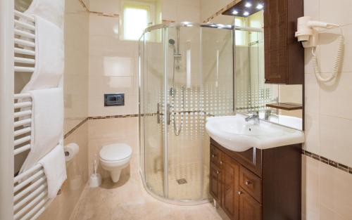 维谢格拉德Honti Apartmanház的带淋浴、盥洗盆和卫生间的浴室