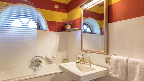 阿雷佐VILLALTA 18&2, Emma Villas的一间带水槽和镜子的浴室