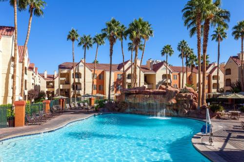 Holiday Inn Club Vacations at Desert Club Resort, an IHG Hotel内部或周边的泳池