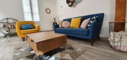 贝尔热拉克Maison de ville, Bergerac historique tout à pied的客厅配有蓝色的沙发和黄色的椅子