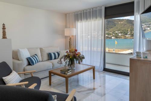 德拉塞尔瓦港Playa Vista Mar Duplex的客厅配有沙发和桌子