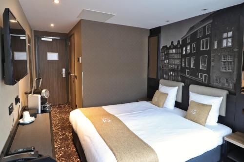 阿姆斯特丹XO Hotels Infinity的卧室配有一张白色大床