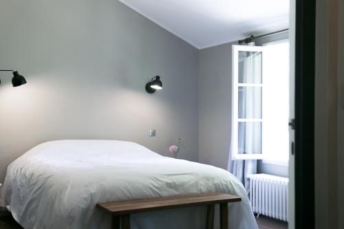 TrignyLe Vivier的卧室配有白色的床和窗户。