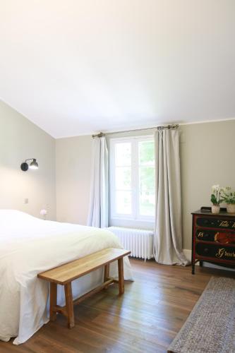 TrignyLe Vivier的卧室配有白色的床和窗户。