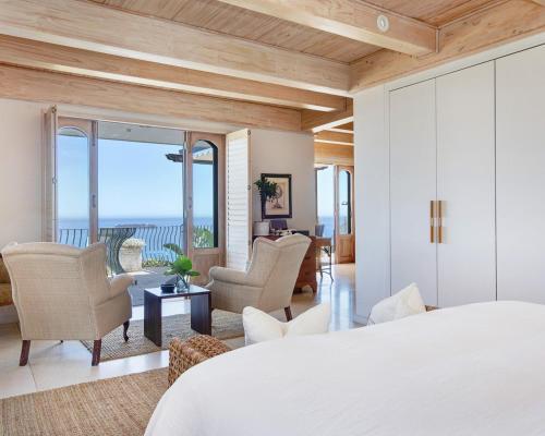 Villa del Mar - "Luxurious en-suite bedroom with lounge and stunning sea view balcony in Bantry Bay"客房内的一张或多张床位