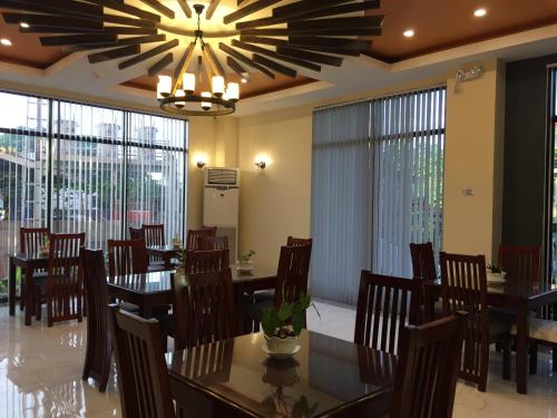 塔比拉兰Bohol Ecotel的一间带桌椅和吊灯的用餐室