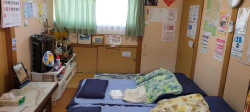 佐贺市嬉野小屋旅馆的一间医院间,配有一张床和一张书桌