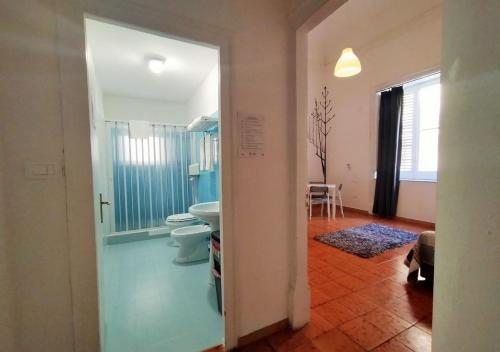 巴勒莫A Casa di Amici的一间带卫生间和水槽的浴室