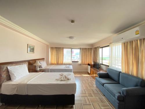 曼谷珍宝多酒店 的酒店客房,配有床和沙发
