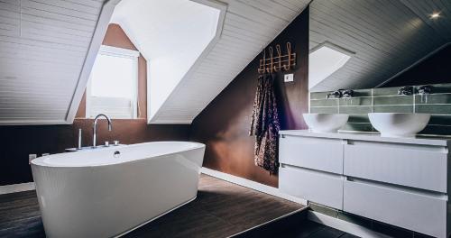 威廉斯塔德Terra Boutique Hotel Curaçao的浴室配有白色浴缸和2个盥洗盆