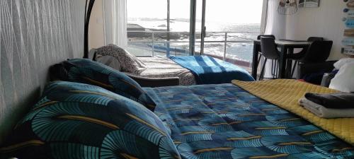 孔卡尔诺Studio face à la mer的一间卧室配有一张床,享有海景