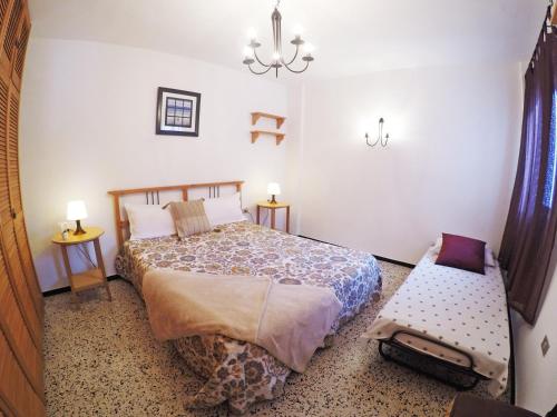 San AndrésFleitas Penthouse with terrace的一间卧室配有一张床和长凳