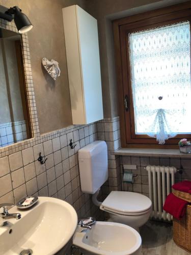 普雷圣迪迪埃Gina CIR PSD0032的一间带卫生间、水槽和镜子的浴室