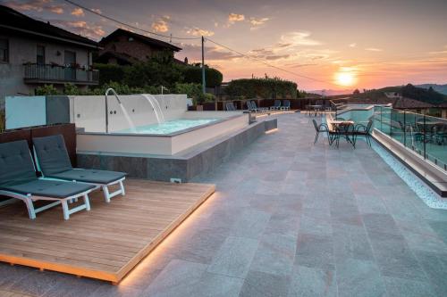 巴巴莱斯科卡萨尼可里尼酒店的屋顶露台设有热水浴池和甲板。