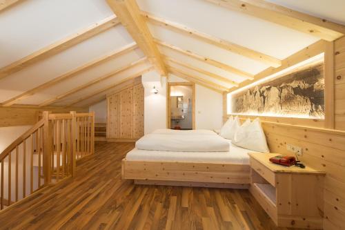 新黎凡特司空瓦尔德活跃酒店的铺有木地板的客房内设有一间卧室和一张床。