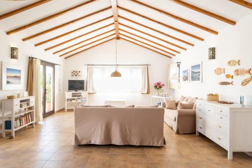 拉哈雷斯Villa Arriba的客厅配有桌子和沙发