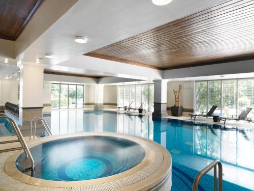 埃格姆泰晤士河拉尼米德酒店的大楼内带热水浴池的大型游泳池