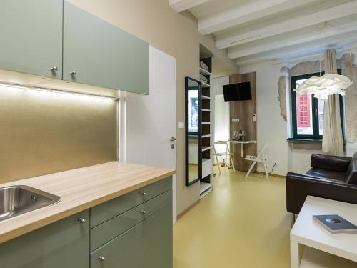 罗维尼Tre Porte Rovinj的厨房以及带水槽的起居室。