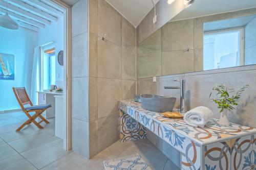 霍拉斯法基翁Veranta Luxury Suite的浴室设有水槽和台面