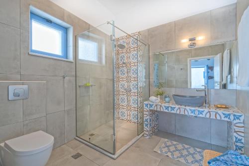 霍拉斯法基翁FantaSea Luxury Suite的带淋浴和卫生间的浴室