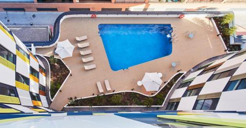瓦伦西亚Resa Patacona的享有带游泳池的大楼的顶部景致