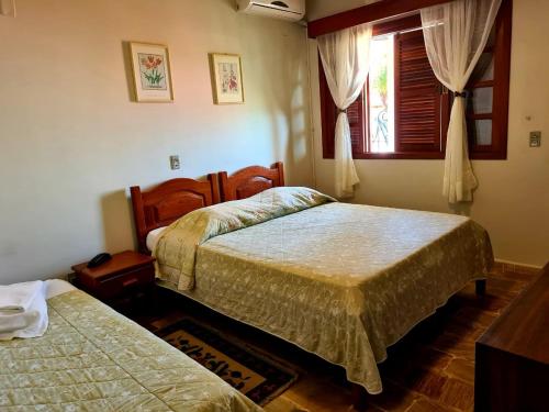 佩尼亚巴瑟洛广场酒店的一间卧室设有两张床和窗户。