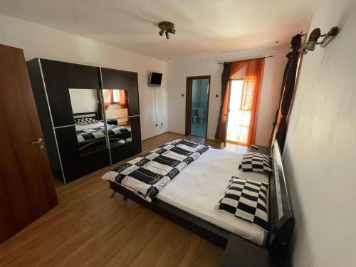布雷亚扎Vila Ileana的一间卧室,卧室内配有一张大床