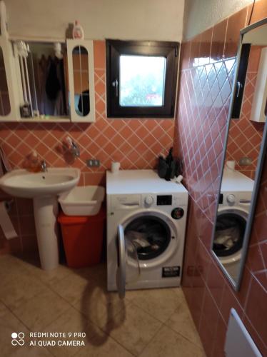 阿兰奇湾城Studio flat的一间带洗衣机和水槽的浴室