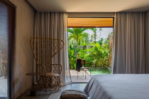 伊卡莱Makena Hotel的一间卧室配有一张床,享有游泳池的景色