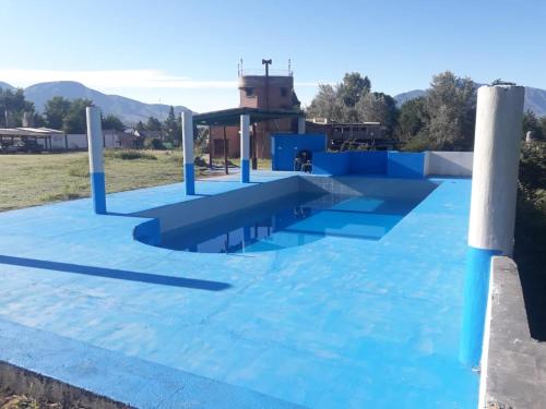 塔菲德尔瓦勒HOSTERIA BUENAVISTA的蓝色的游泳池,带有蓝色的屋顶
