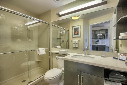 格罗夫城格罗夫城哥伦布烛木套房酒店的浴室配有卫生间、盥洗盆和淋浴。