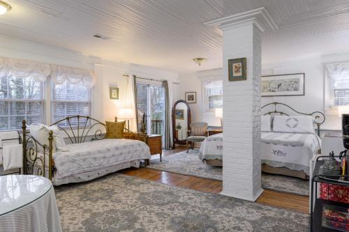 阿什维尔Oakland Cottage Bed and Breakfast的一间带两张床的卧室和一间客厅