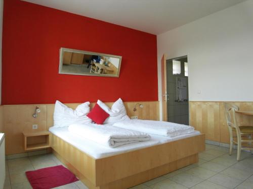 戈尔斯基辛维特葡萄酒酒店的一间卧室配有一张红色墙壁的床